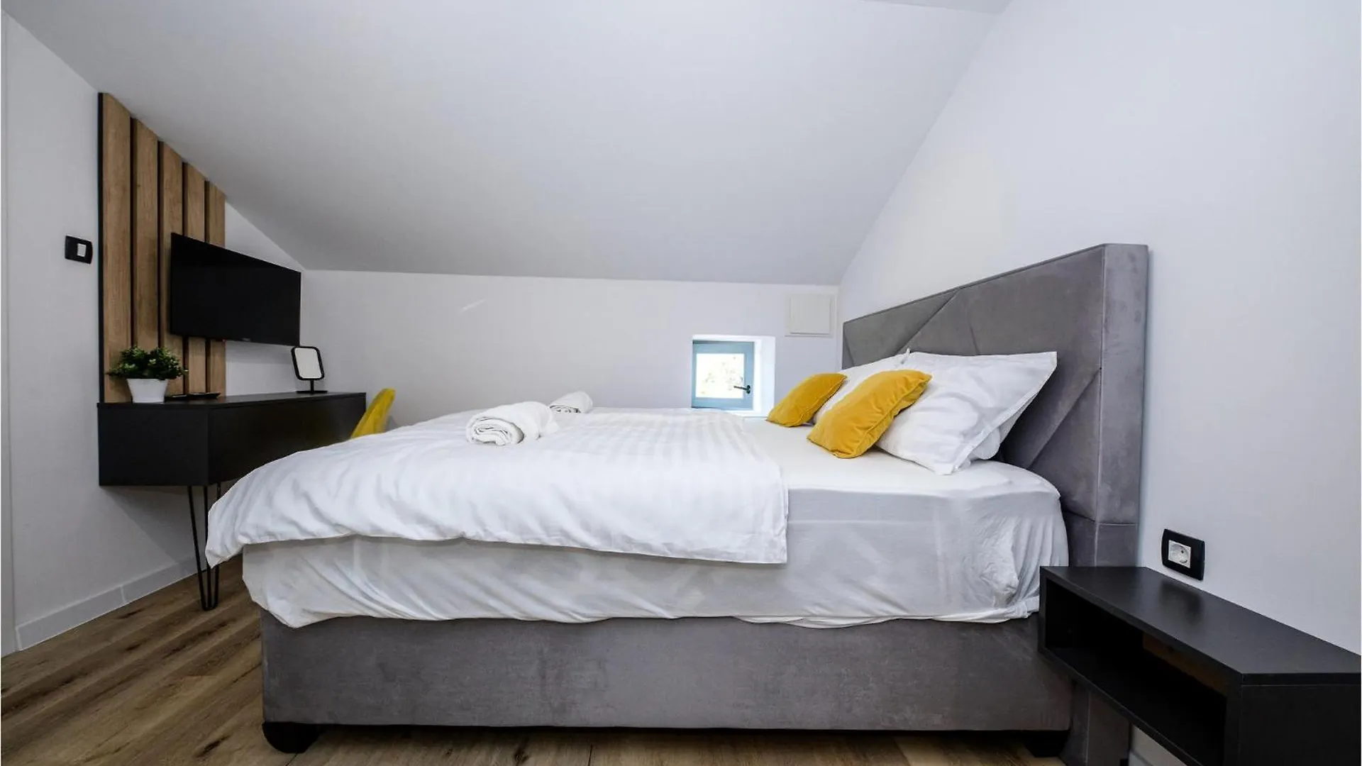4 Bedroom Beautiful Home In Mundanije Croatia