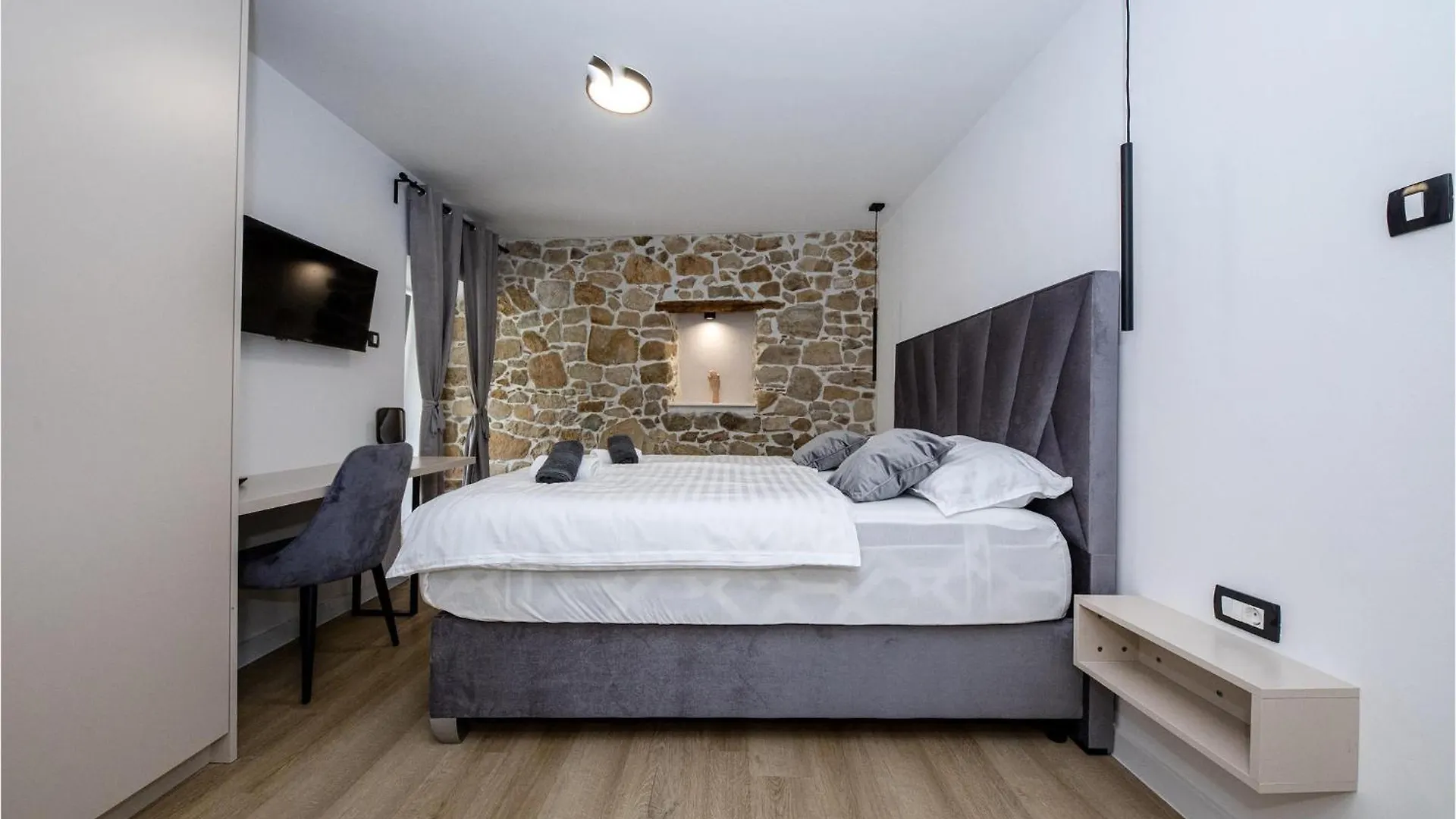 4 Bedroom Beautiful Home In Mundanije 0*,  Croatia