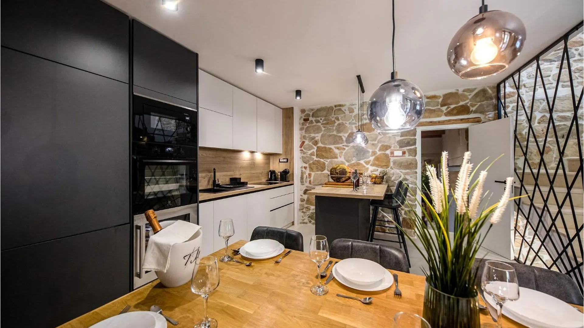 4 Bedroom Beautiful Home In Mundanije