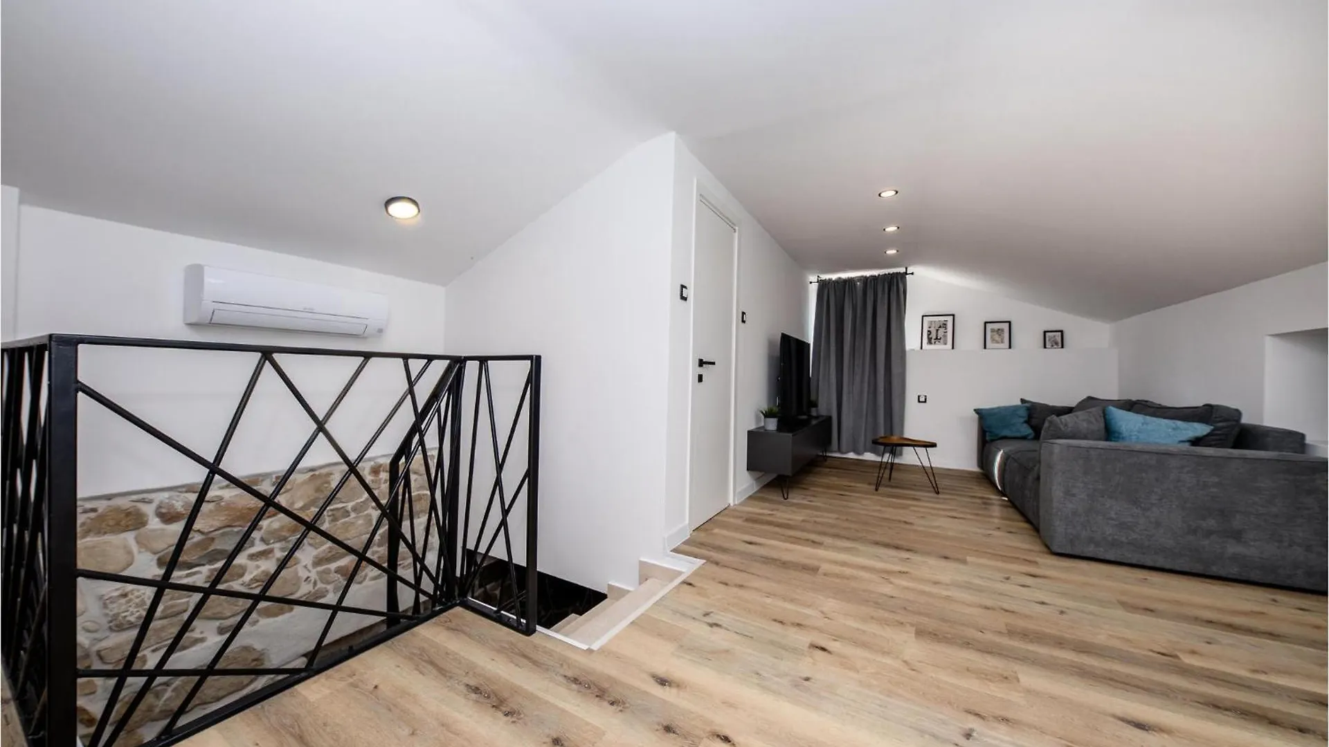 4 Bedroom Beautiful Home In Mundanije Holiday home