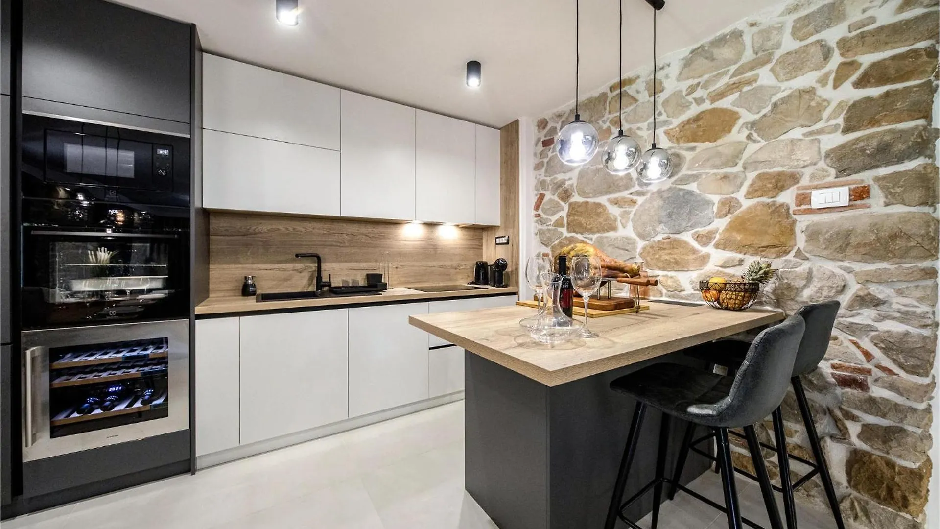 Holiday home 4 Bedroom Beautiful Home In Mundanije