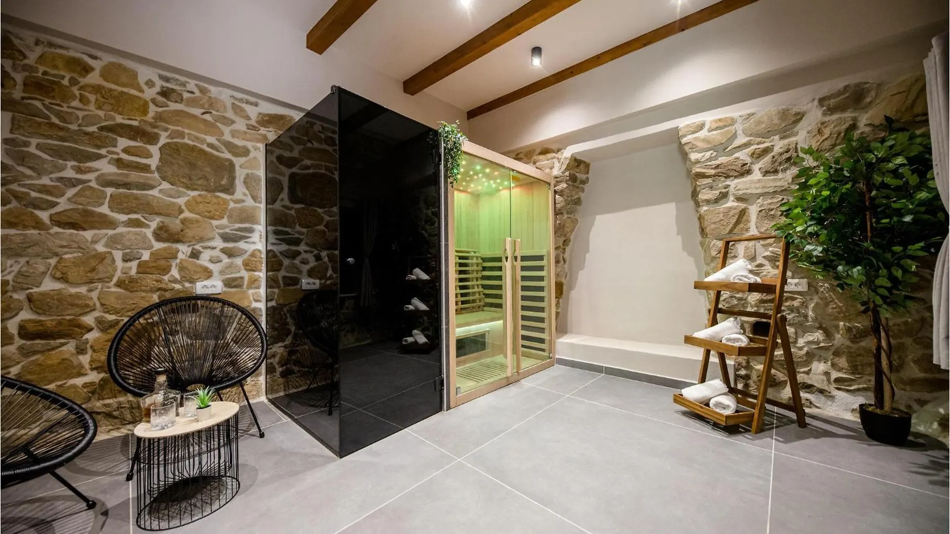 4 Bedroom Beautiful Home In Mundanije Holiday home