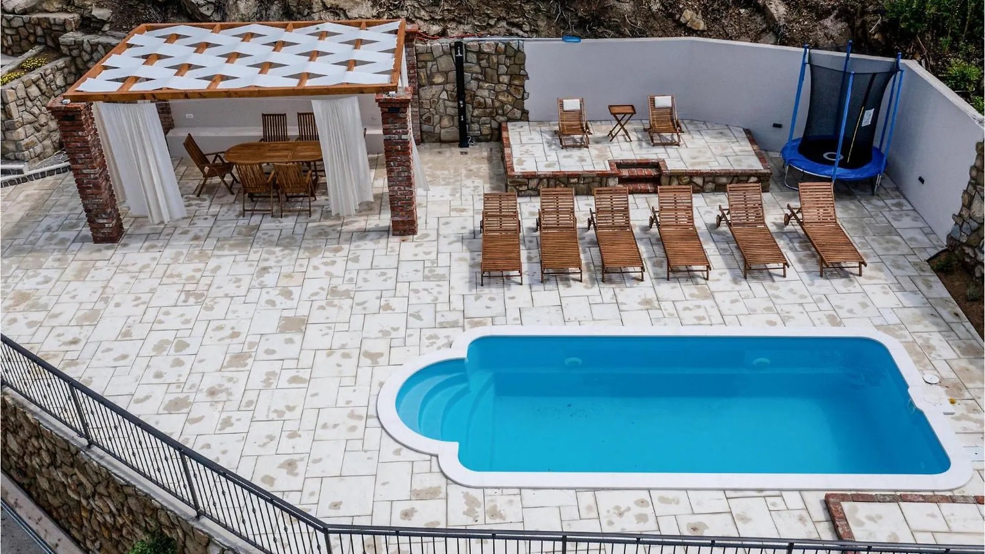4 Bedroom Beautiful Home In Mundanije Holiday home