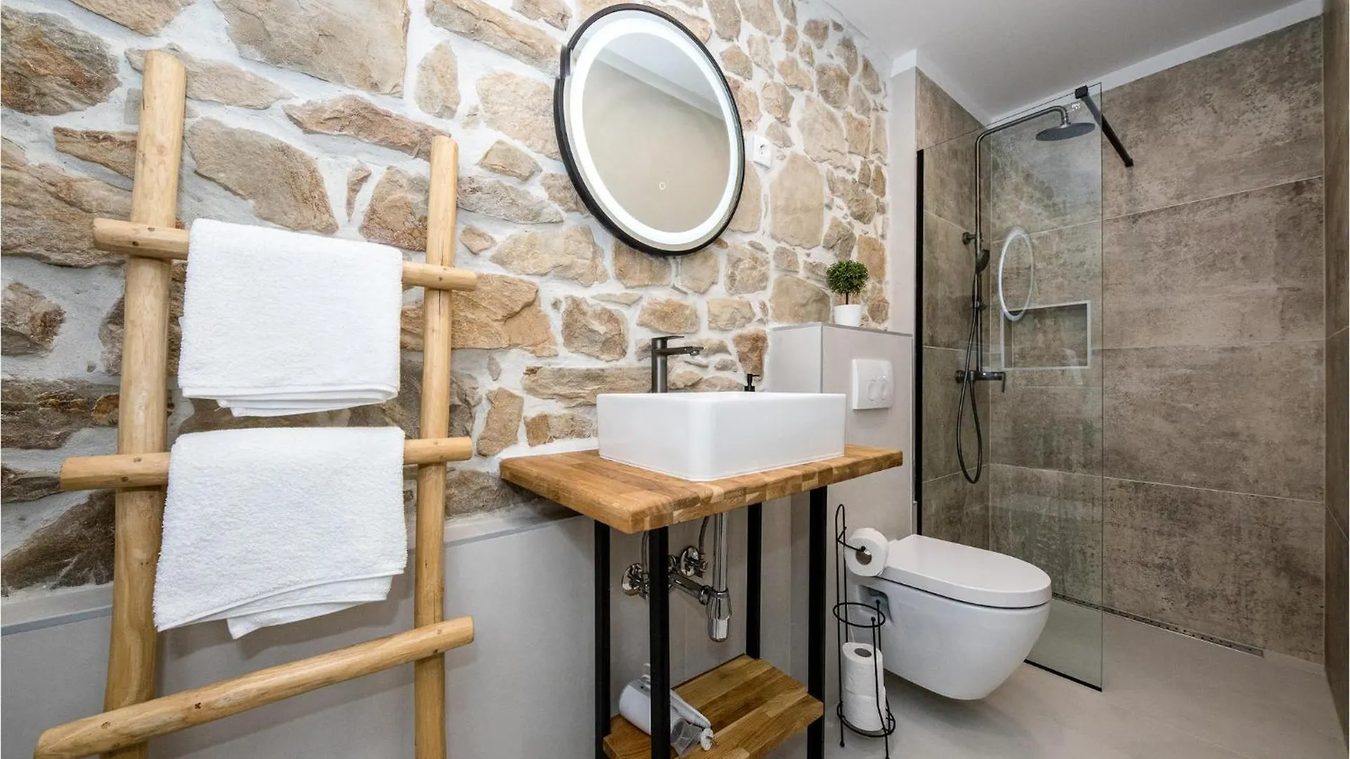 4 Bedroom Beautiful Home In Mundanije Holiday home